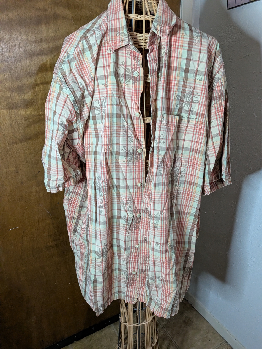 Men's Short-Sleeve Plaid Button-Up Shirt in Cream & Coral